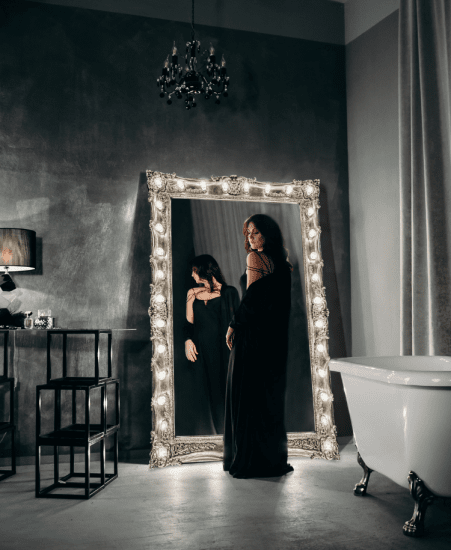 versaille-mirror-bathroom-silver-woman