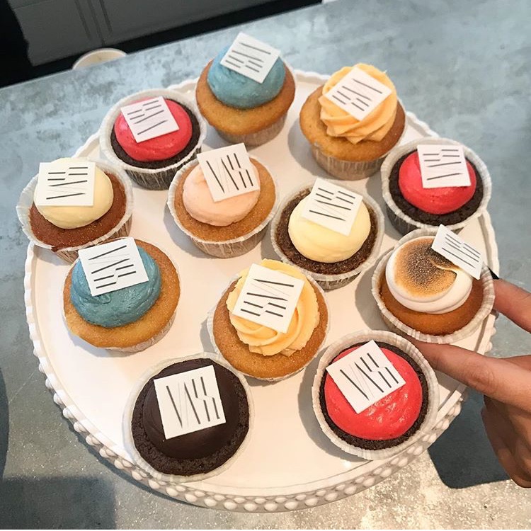 event-cupcakes-makeupmirror-vanity