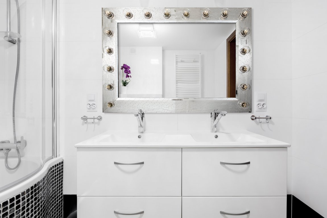 mosaik-mirror-vanity-bathroom-interior-design
